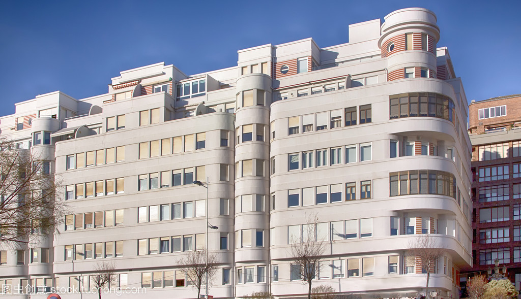 大型住宅建筑與現(xiàn)代建筑在當(dāng)代居住空間中的融合與發(fā)展